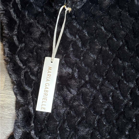 Mari Gabrielle Black Faux Fur Jacket - Picture 11 of 11